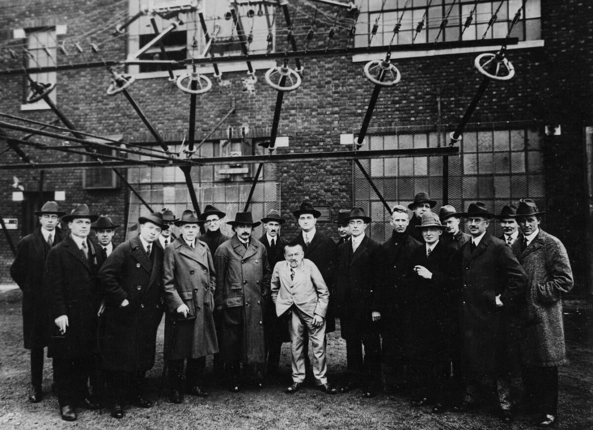 Gruppeomvisning på Marconi trådløsstasjon i 1921-1200x871